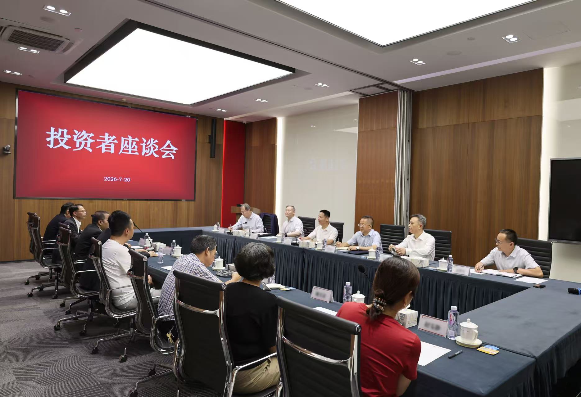 仁东控股破茧重生，80亿押注AI芯片博业体育App：关联方无私输血的战略布局